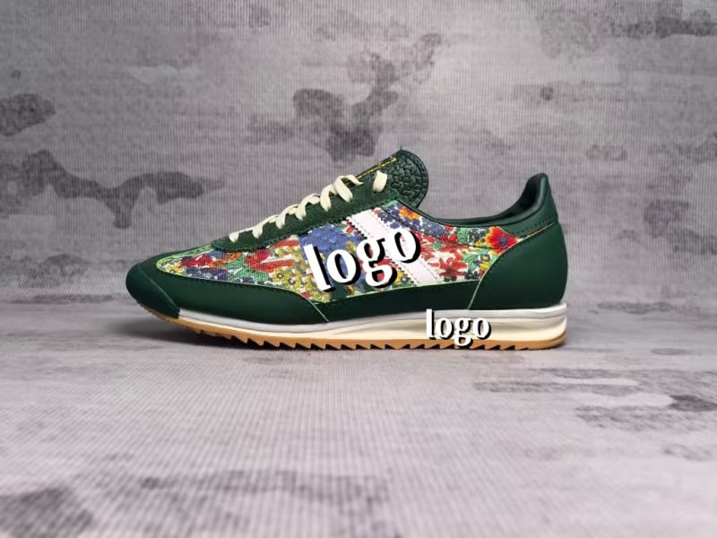 Unisex športovo-voľnočasové topánky, model Nemecké tréningové topánky; horný materiál: vrchná koža + textil; podrážka: MD; zapínanie: šnúrky; špička: okrúhla; výška päty: nízka (1–3 cm)