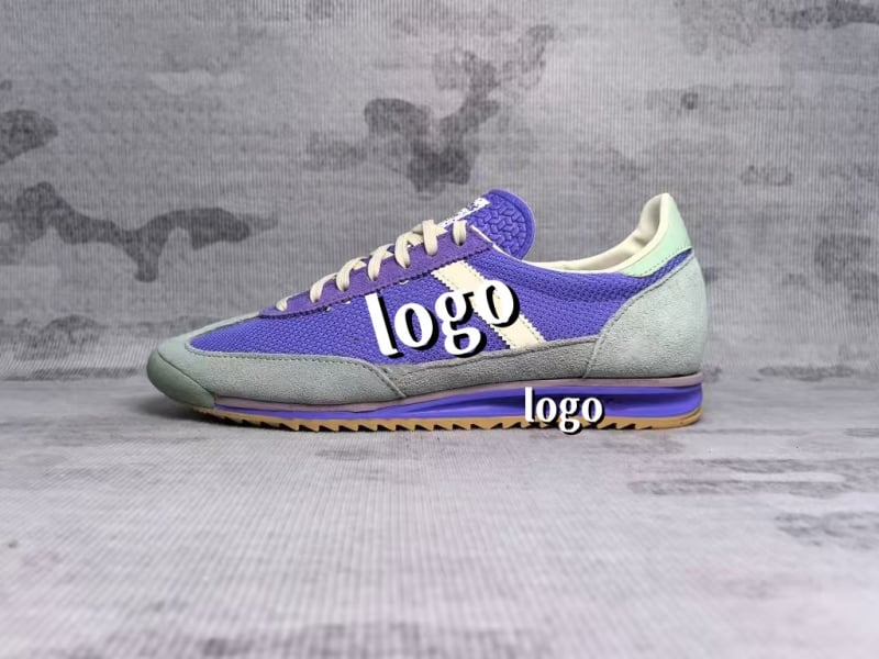 Unisex športovo-voľnočasové topánky, model Nemecké tréningové topánky; horný materiál: vrchná koža + textil; podrážka: MD; zapínanie: šnúrky; špička: okrúhla; výška päty: nízka (1–3 cm)