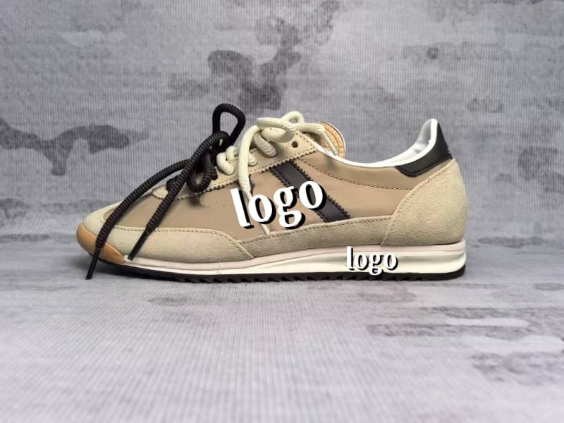 Unisex športovo-voľnočasové topánky, model Nemecké tréningové topánky; horný materiál: vrchná koža + textil; podrážka: MD; zapínanie: šnúrky; špička: okrúhla; výška päty: nízka (1–3 cm)