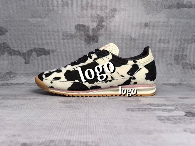 Unisex športovo-voľnočasové topánky, model Nemecké tréningové topánky; horný materiál: vrchná koža + textil; podrážka: MD; zapínanie: šnúrky; špička: okrúhla; výška päty: nízka (1–3 cm)