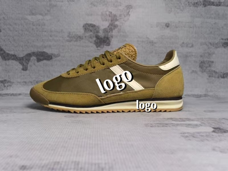 Unisex športovo-voľnočasové topánky, model Nemecké tréningové topánky; horný materiál: vrchná koža + textil; podrážka: MD; zapínanie: šnúrky; špička: okrúhla; výška päty: nízka (1–3 cm)