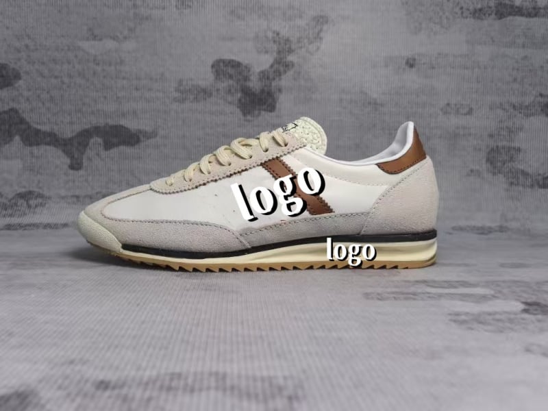 Unisex športovo-voľnočasové topánky, model Nemecké tréningové topánky; horný materiál: vrchná koža + textil; podrážka: MD; zapínanie: šnúrky; špička: okrúhla; výška päty: nízka (1–3 cm)