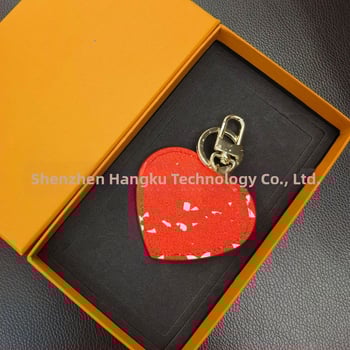 PU materiál, kľúčenka v tvare srdca, ozdoba na tašku, ľahký luxusný štýl