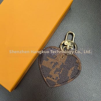 PU materiál, kľúčenka v tvare srdca, ozdoba na tašku, ľahký luxusný štýl