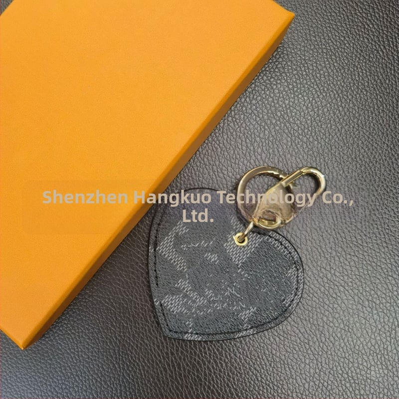 PU materiál, kľúčenka v tvare srdca, ozdoba na tašku, ľahký luxusný štýl