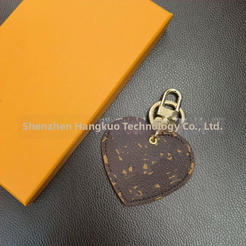 PU materiál, kľúčenka v tvare srdca, ozdoba na tašku, ľahký luxusný štýl