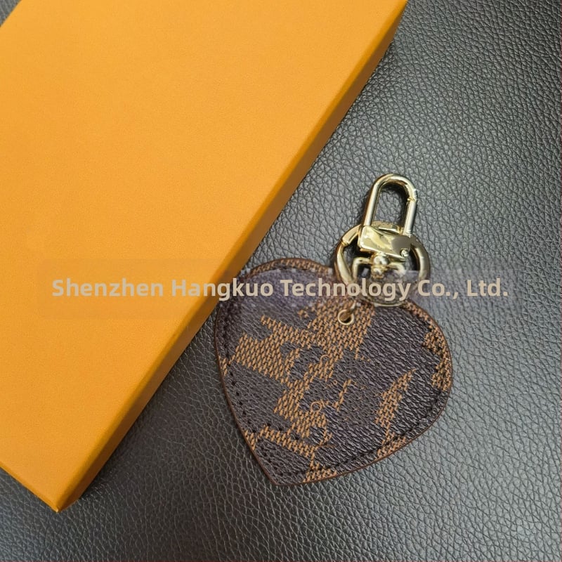 PU materiál, kľúčenka v tvare srdca, ozdoba na tašku, ľahký luxusný štýl