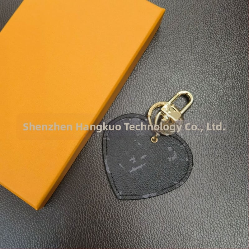 PU materiál, kľúčenka v tvare srdca, ozdoba na tašku, ľahký luxusný štýl