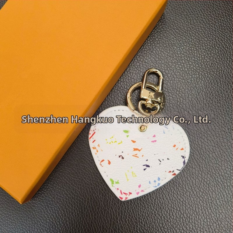 PU materiál, kľúčenka v tvare srdca, ozdoba na tašku, ľahký luxusný štýl