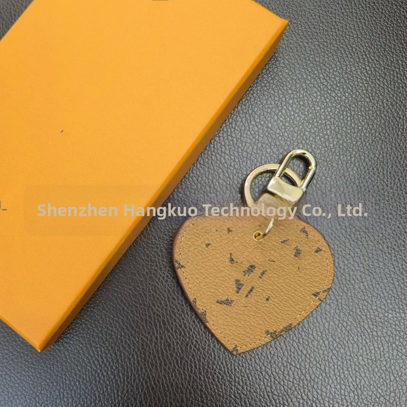 PU materiál, kľúčenka v tvare srdca, ozdoba na tašku, ľahký luxusný štýl