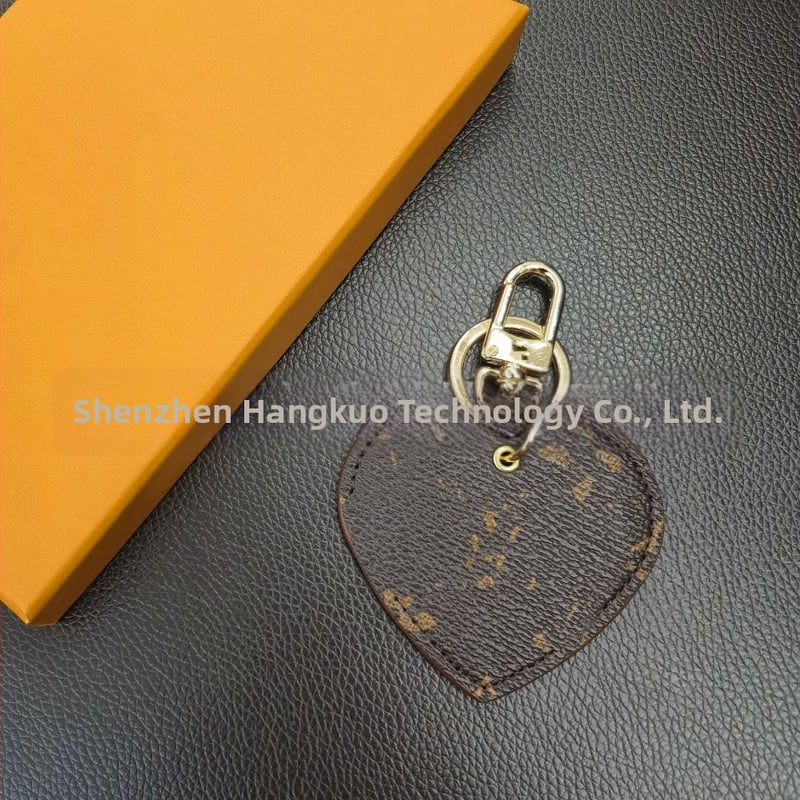 PU materiál, kľúčenka v tvare srdca, ozdoba na tašku, ľahký luxusný štýl