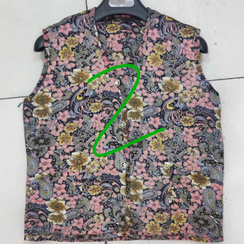 Vestă damă pentru exterior, decolteu în V, lungime scurtă, croială în formă A, fermoar, umplutură poliester