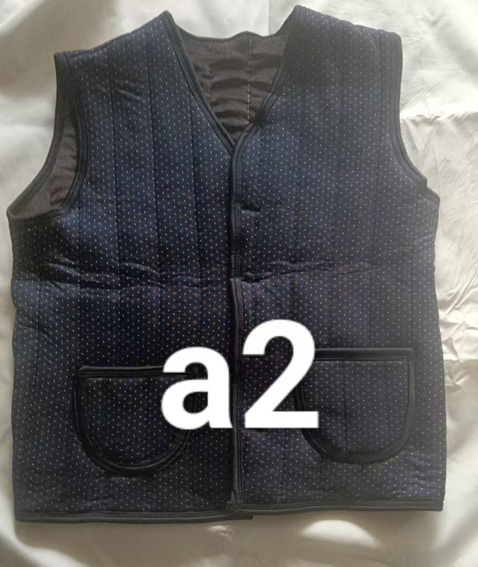 Vestă damă pentru exterior, decolteu în V, lungime scurtă, croială în formă A, fermoar, umplutură poliester