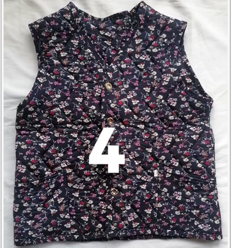 Vestă damă pentru exterior, decolteu în V, lungime scurtă, croială în formă A, fermoar, umplutură poliester