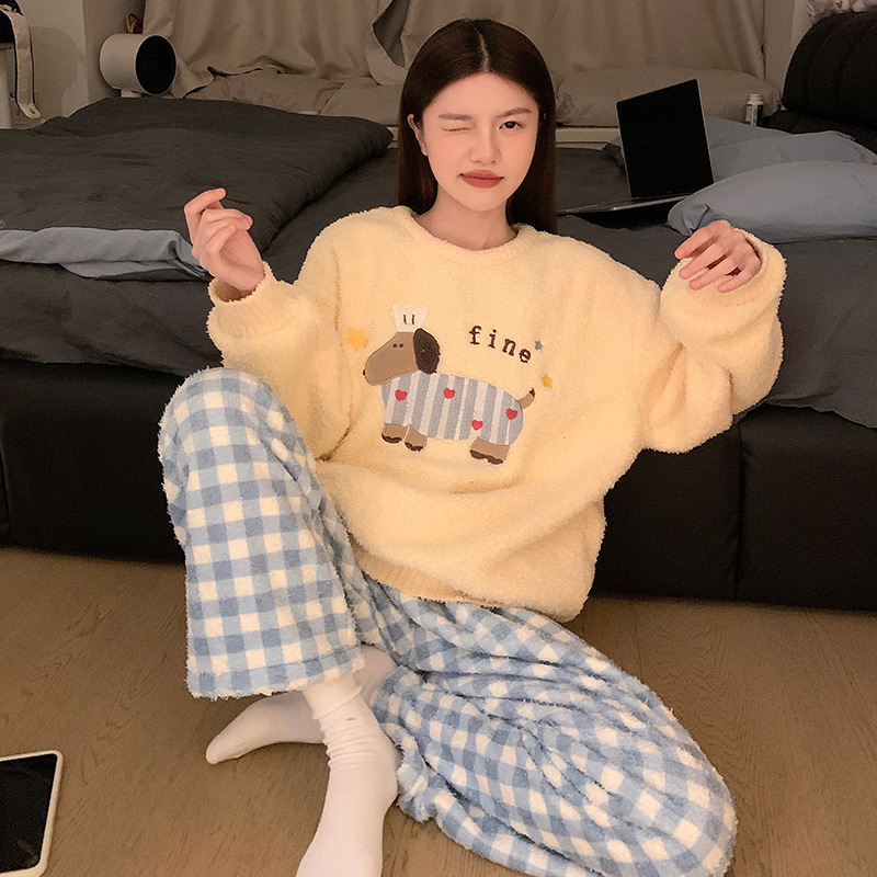 Γυναικείο σετ πιτζάμες από βελούδινο ύφασμα — καρντγκάν, ζωντανό και χαριτωμένο στυλ, μακριά μανίκια, παντελόνες πλήρους μήκους, ζεστό νυχτερινό ένδυμα για τον χειμώνα 2025