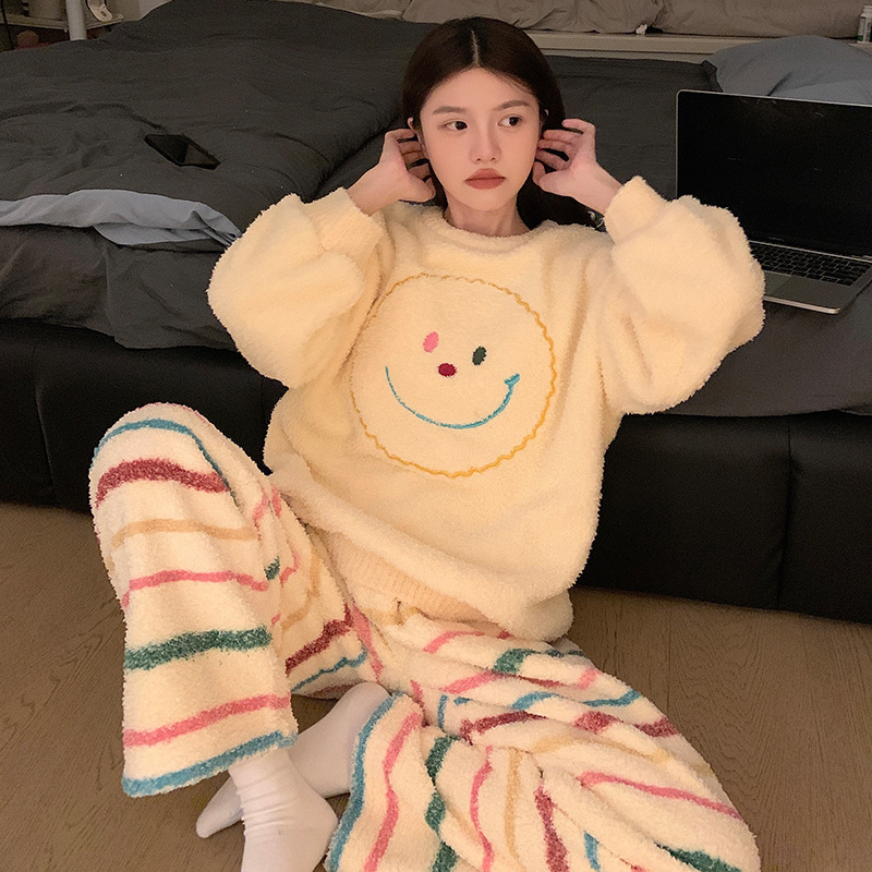 Γυναικείο σετ πιτζάμες από βελούδινο ύφασμα — καρντγκάν, ζωντανό και χαριτωμένο στυλ, μακριά μανίκια, παντελόνες πλήρους μήκους, ζεστό νυχτερινό ένδυμα για τον χειμώνα 2025