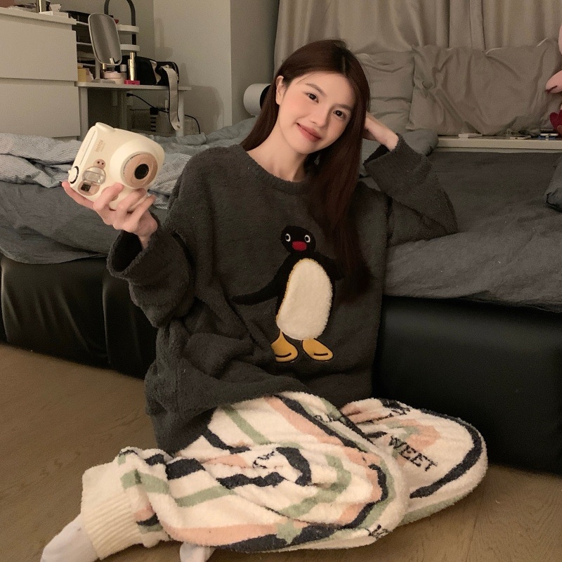 Γυναικείο σετ πιτζάμες από βελούδινο ύφασμα — καρντγκάν, ζωντανό και χαριτωμένο στυλ, μακριά μανίκια, παντελόνες πλήρους μήκους, ζεστό νυχτερινό ένδυμα για τον χειμώνα 2025