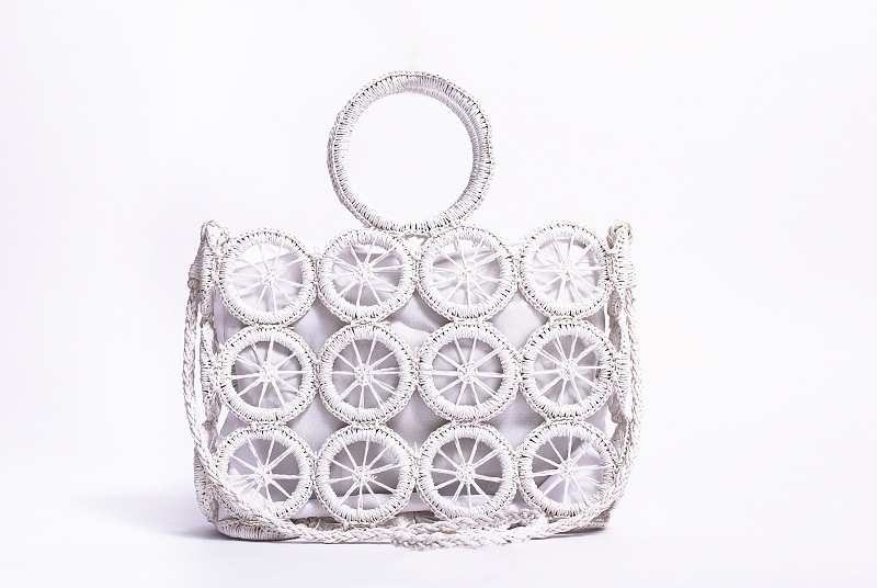 Slamnita torba s držalom u obliku prstena, horizontalni kvadratni oblik, zatvarač/kopča, poliester podstava, unutarnji džepovi: džep sa zipom, džep za telefon, ID džep, džep za prijenosno, džep za kameru