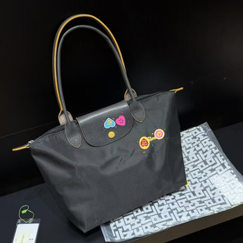 Τσάντα ώμου τύπου dumpling από Oxford ύφασμα, κλείσιμο με καπάκι, εσωτερικές θήκες για κινητό και έγγραφα, επένδυση πολυεστερική