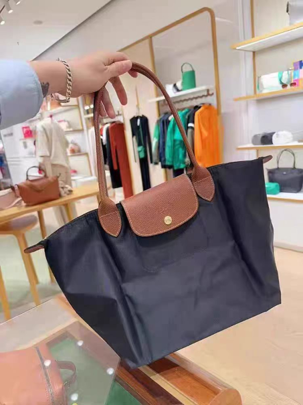 Τσάντα ώμου τύπου dumpling από Oxford ύφασμα, κλείσιμο με καπάκι, εσωτερικές θήκες για κινητό και έγγραφα, επένδυση πολυεστερική