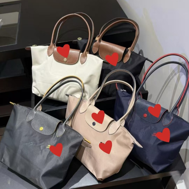 Τσάντα ώμου τύπου dumpling από Oxford ύφασμα, κλείσιμο με καπάκι, εσωτερικές θήκες για κινητό και έγγραφα, επένδυση πολυεστερική