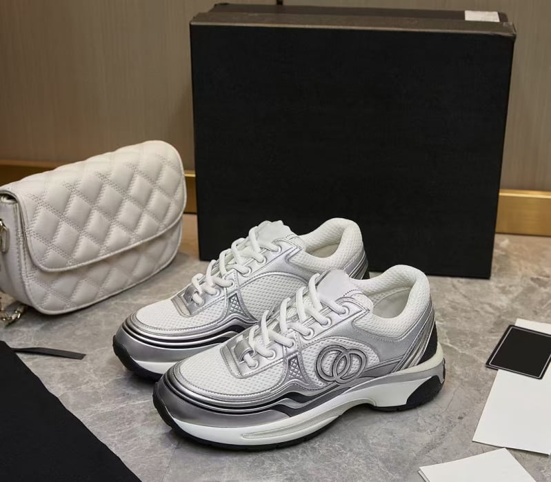 Αθλητικά παπούτσια με δίχτυωτό άνω μέρος, μεσαίου ύψους, δερμάτινη επένδυση, εμπρόσθιο κορδόνι, παχιά σόλα