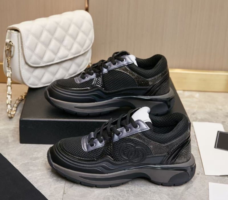 Αθλητικά παπούτσια με δίχτυωτό άνω μέρος, μεσαίου ύψους, δερμάτινη επένδυση, εμπρόσθιο κορδόνι, παχιά σόλα