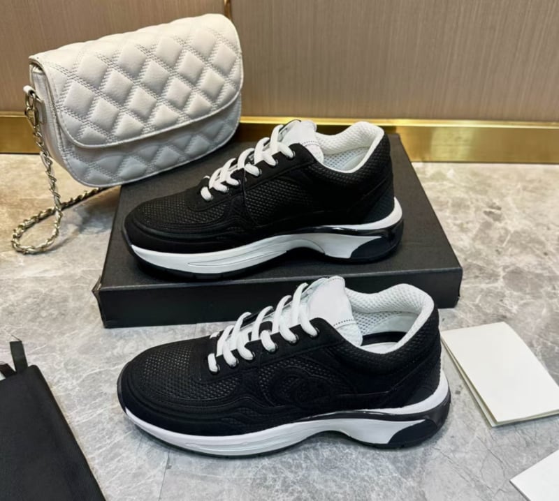 Αθλητικά παπούτσια με δίχτυωτό άνω μέρος, μεσαίου ύψους, δερμάτινη επένδυση, εμπρόσθιο κορδόνι, παχιά σόλα