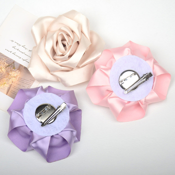 Брошка цвете от сатенена материя — ръчна изработка, женски стил, френски ретро, декоративен аксесоар за корсаж, винтидж вдъхновение