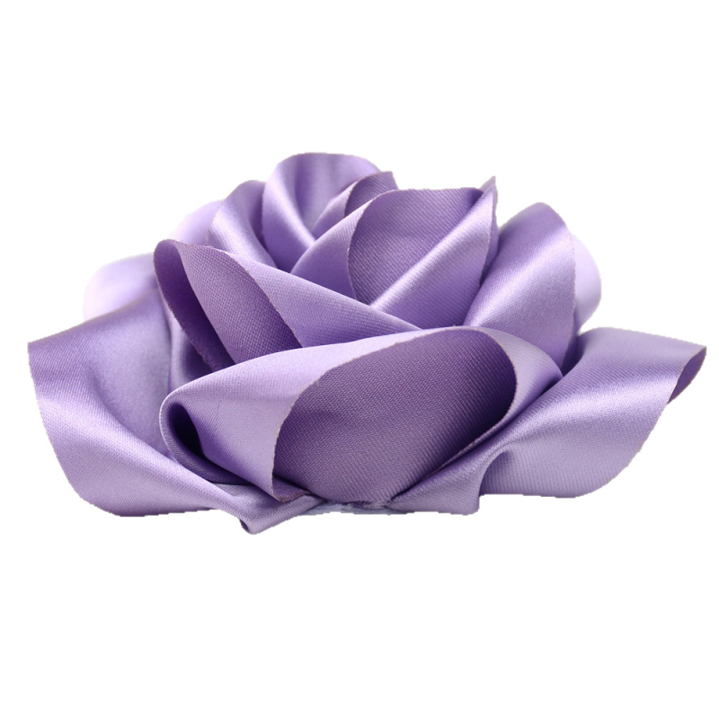 Брошка цвете от сатенена материя — ръчна изработка, женски стил, френски ретро, декоративен аксесоар за корсаж, винтидж вдъхновение