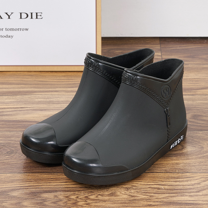 Γυναικείες PVC γαλότσες βροχής – χαμηλός σωλήνας, χαμηλή φτέρνα 1–3 cm, όλο το χρόνο, καθημερινό στυλ.