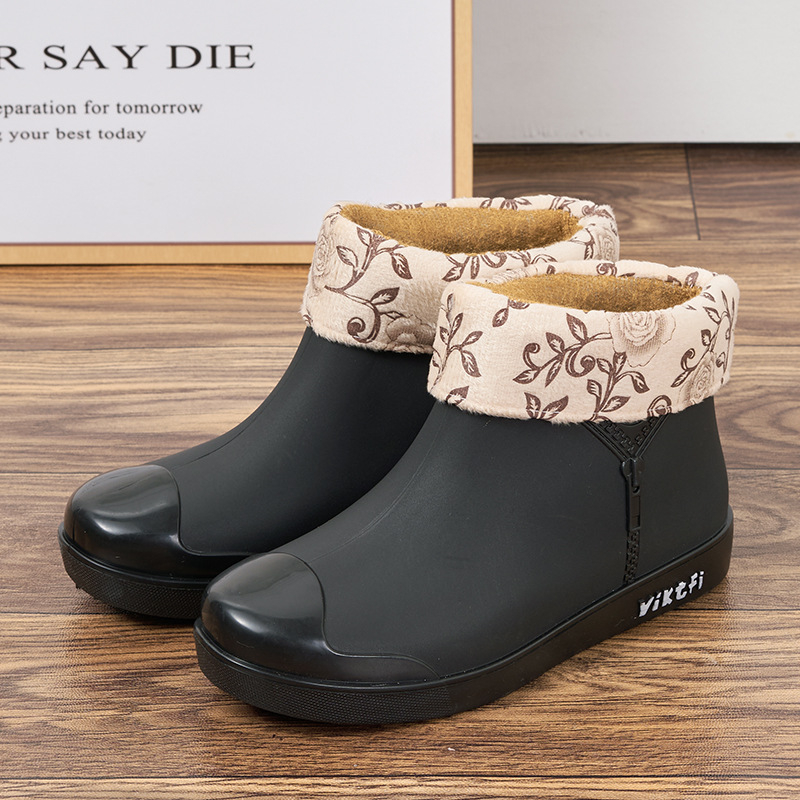 Γυναικείες PVC γαλότσες βροχής – χαμηλός σωλήνας, χαμηλή φτέρνα 1–3 cm, όλο το χρόνο, καθημερινό στυλ.