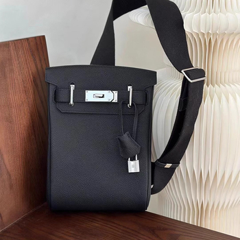 Geantă unisex pentru piept din piele naturală, cu capac, închidere cu lacăt, buzunar cu fermoar, căptușeală din piele, stil urban minimalist