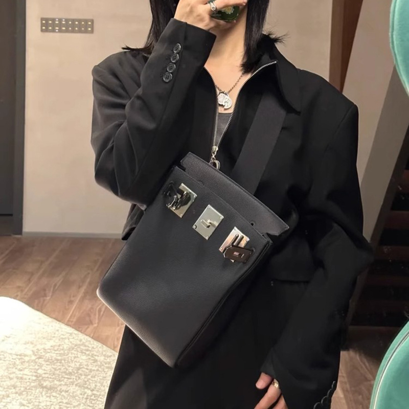 Geantă unisex pentru piept din piele naturală, cu capac, închidere cu lacăt, buzunar cu fermoar, căptușeală din piele, stil urban minimalist