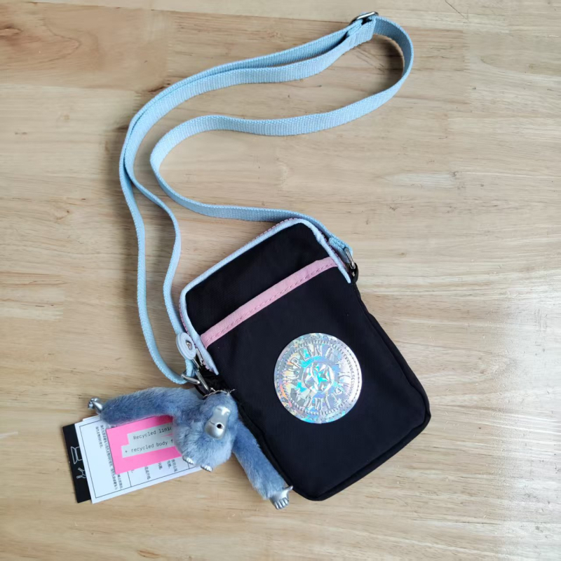 Mobiltelefon táska crossbody – nylon anyag, cipzár, érmezsák, függőleges négyszögletes forma, belső nylon bélés