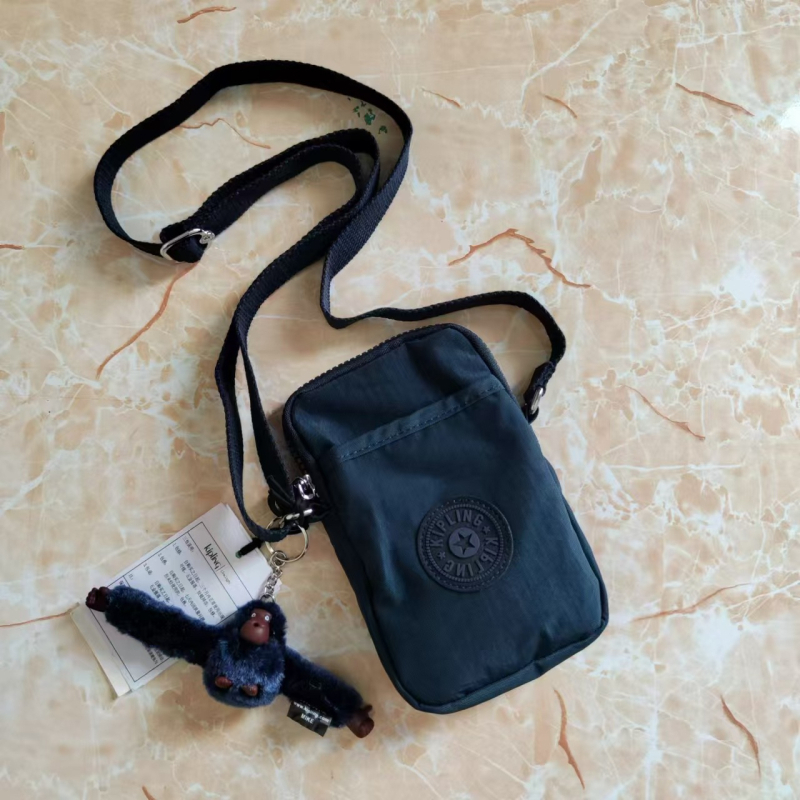 Mobiltelefon táska crossbody – nylon anyag, cipzár, érmezsák, függőleges négyszögletes forma, belső nylon bélés