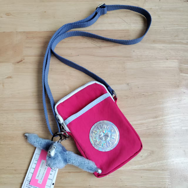 Mobiltelefon táska crossbody – nylon anyag, cipzár, érmezsák, függőleges négyszögletes forma, belső nylon bélés