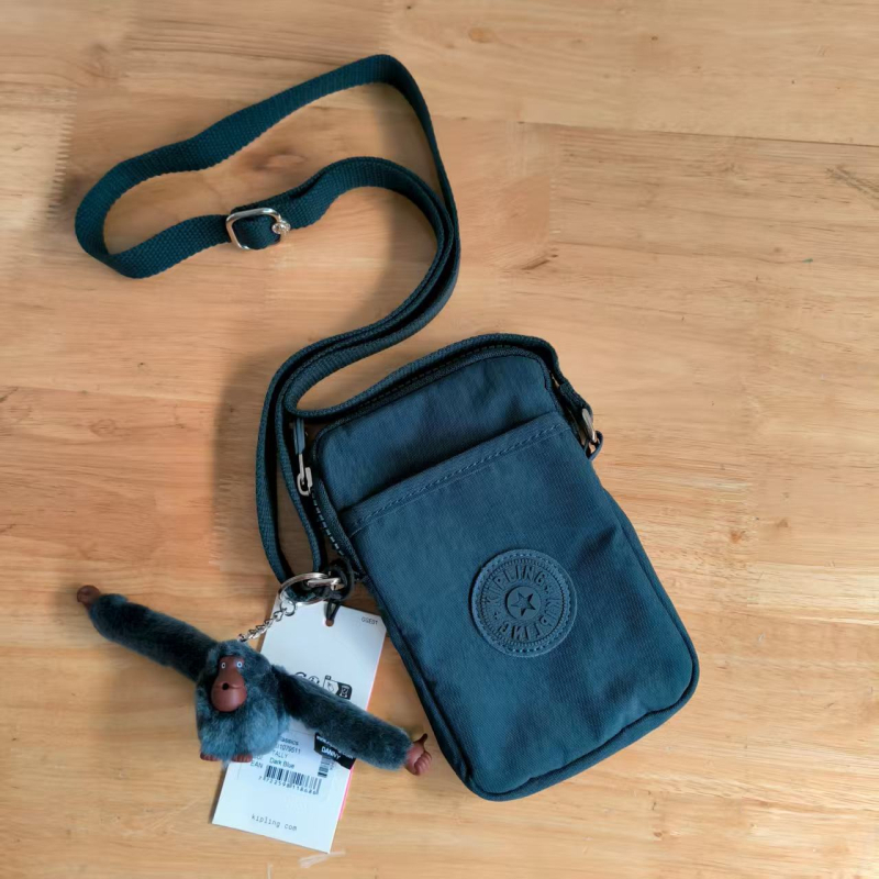 Mobiltelefon táska crossbody – nylon anyag, cipzár, érmezsák, függőleges négyszögletes forma, belső nylon bélés