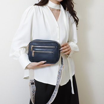 Ženska crossbody torba, kvadratnog oblika, PU materijal, zatvarač, poliester podstava, unutarnji džepovi: džep na zatvarač i džep za mobitel