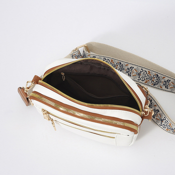 Ženska crossbody torba, kvadratnog oblika, PU materijal, zatvarač, poliester podstava, unutarnji džepovi: džep na zatvarač i džep za mobitel