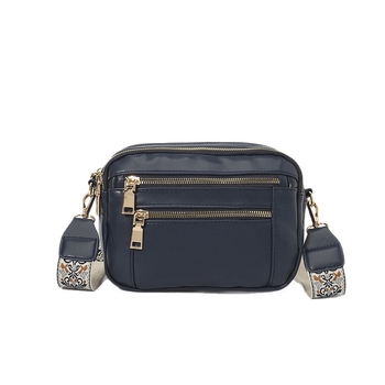 Ženska crossbody torba, kvadratnog oblika, PU materijal, zatvarač, poliester podstava, unutarnji džepovi: džep na zatvarač i džep za mobitel