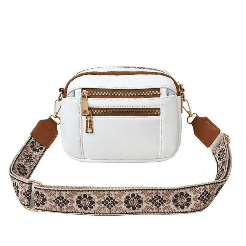 Ženska crossbody torba, kvadratnog oblika, PU materijal, zatvarač, poliester podstava, unutarnji džepovi: džep na zatvarač i džep za mobitel