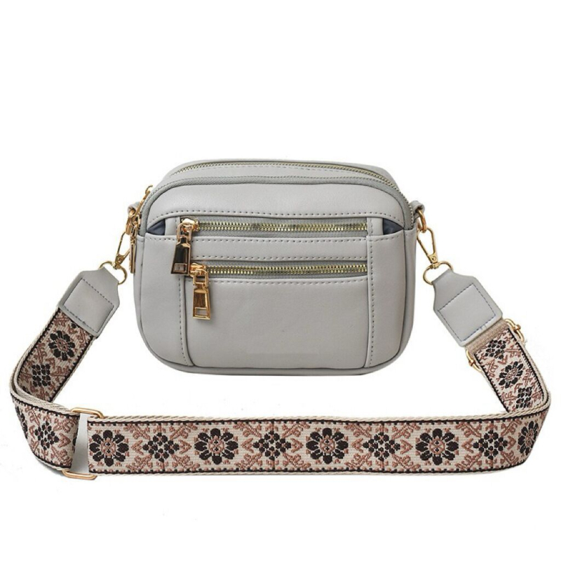 Ženska crossbody torba, kvadratnog oblika, PU materijal, zatvarač, poliester podstava, unutarnji džepovi: džep na zatvarač i džep za mobitel