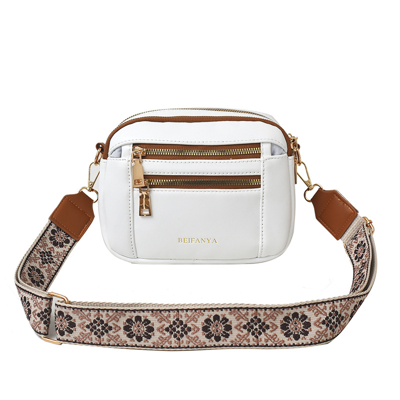 Ženska crossbody torba, kvadratnog oblika, PU materijal, zatvarač, poliester podstava, unutarnji džepovi: džep na zatvarač i džep za mobitel