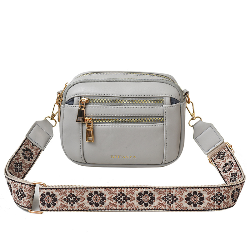 Ženska crossbody torba, kvadratnog oblika, PU materijal, zatvarač, poliester podstava, unutarnji džepovi: džep na zatvarač i džep za mobitel