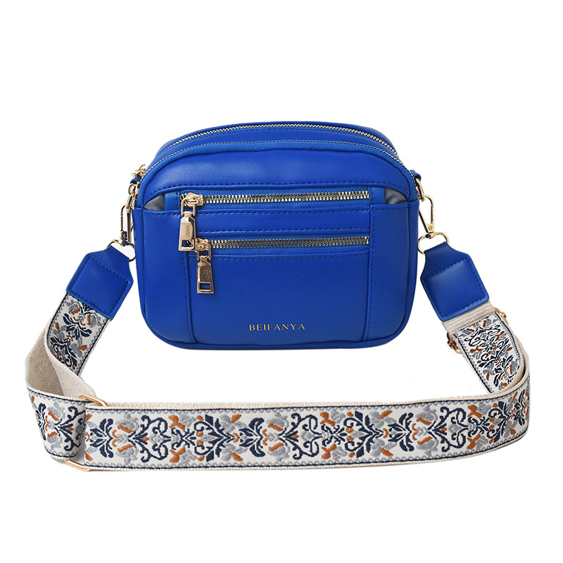 Ženska crossbody torba, kvadratnog oblika, PU materijal, zatvarač, poliester podstava, unutarnji džepovi: džep na zatvarač i džep za mobitel