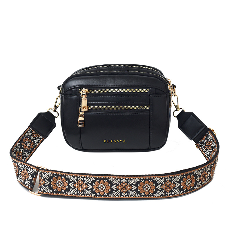 Ženska crossbody torba, kvadratnog oblika, PU materijal, zatvarač, poliester podstava, unutarnji džepovi: džep na zatvarač i džep za mobitel