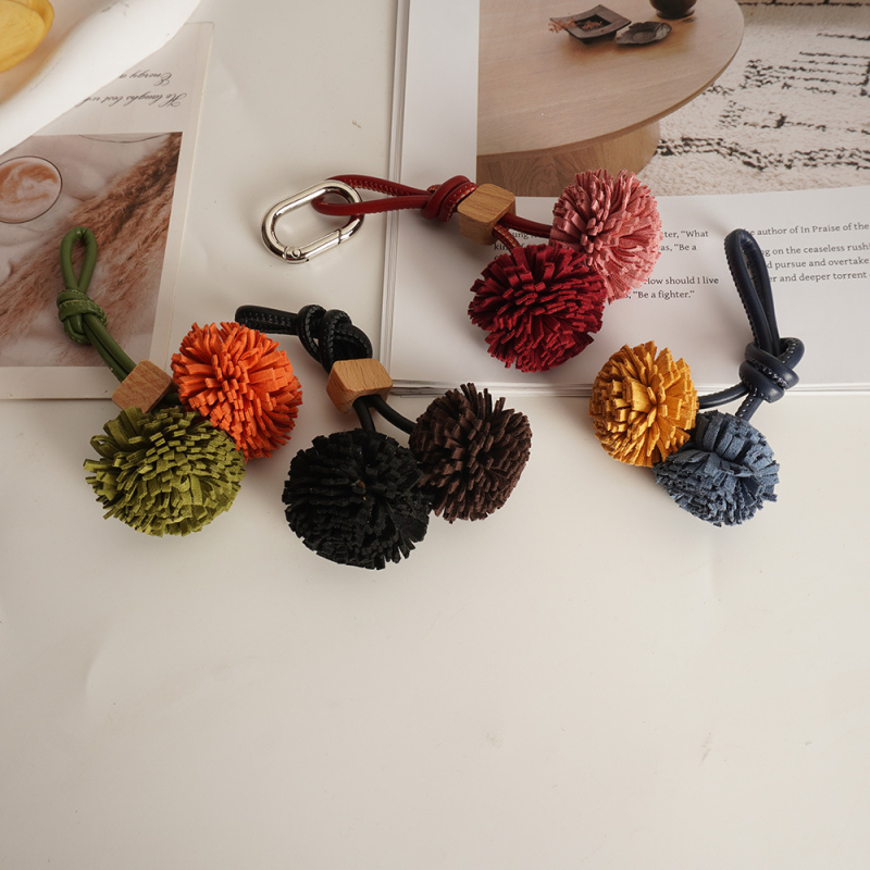 Κολιέ-μπρελόκ για τσάντα, μικροϊνες, χειροποίητη φούντα-μπάλα, πρωτότυπος σχεδιασμός, ημιχειροποίητη κατασκευή