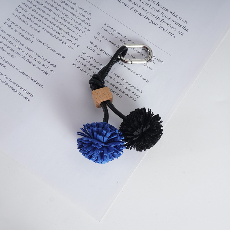 Κολιέ-μπρελόκ για τσάντα, μικροϊνες, χειροποίητη φούντα-μπάλα, πρωτότυπος σχεδιασμός, ημιχειροποίητη κατασκευή