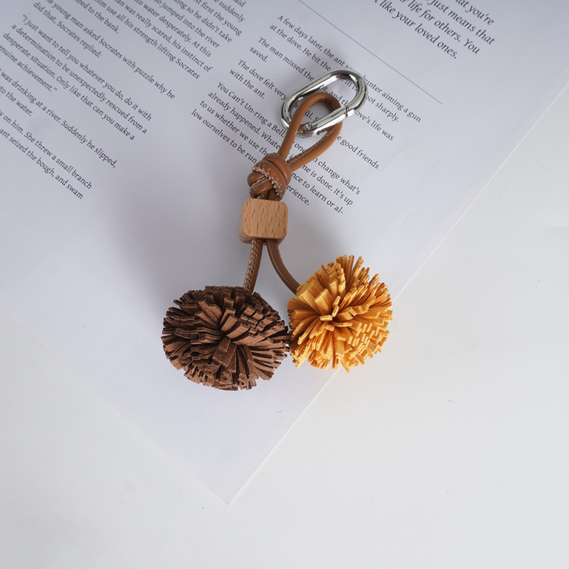 Κολιέ-μπρελόκ για τσάντα, μικροϊνες, χειροποίητη φούντα-μπάλα, πρωτότυπος σχεδιασμός, ημιχειροποίητη κατασκευή